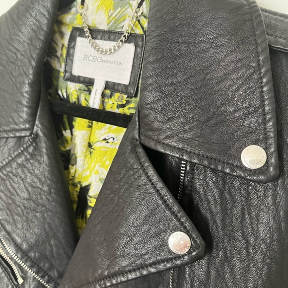 BCBG MotoVest, Faux Leather, Size Large, Black Zipper Pockets, Tropical Lining - Picture 5 of 6